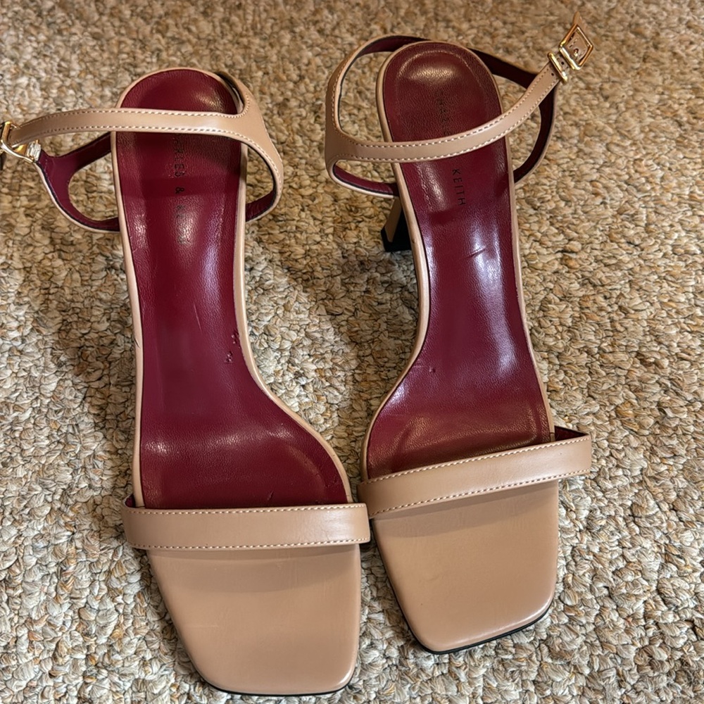 Tan heels - Picture 2 of 5